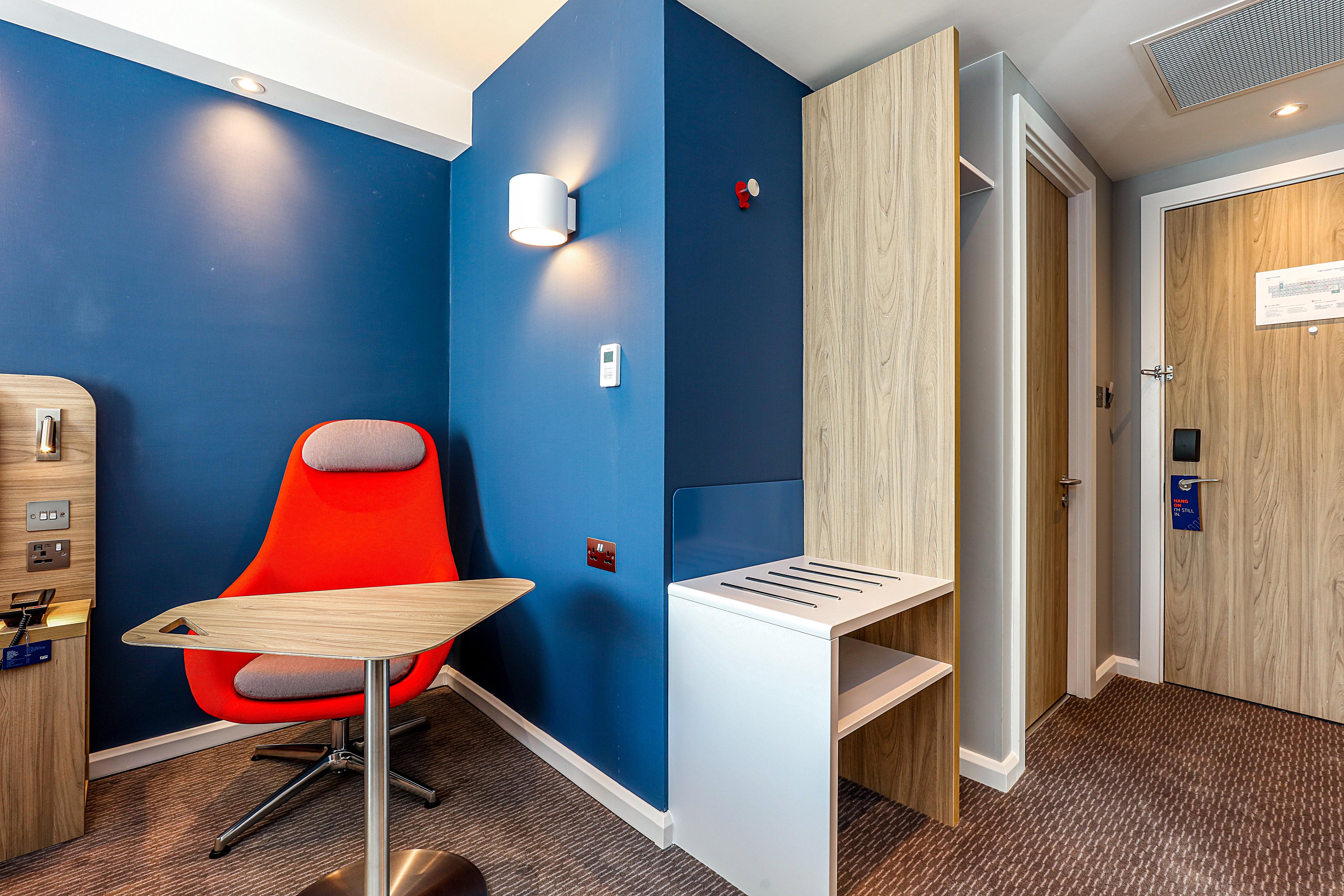 Holiday Inn Express Edinburgh City West By Ihg Exterior photo