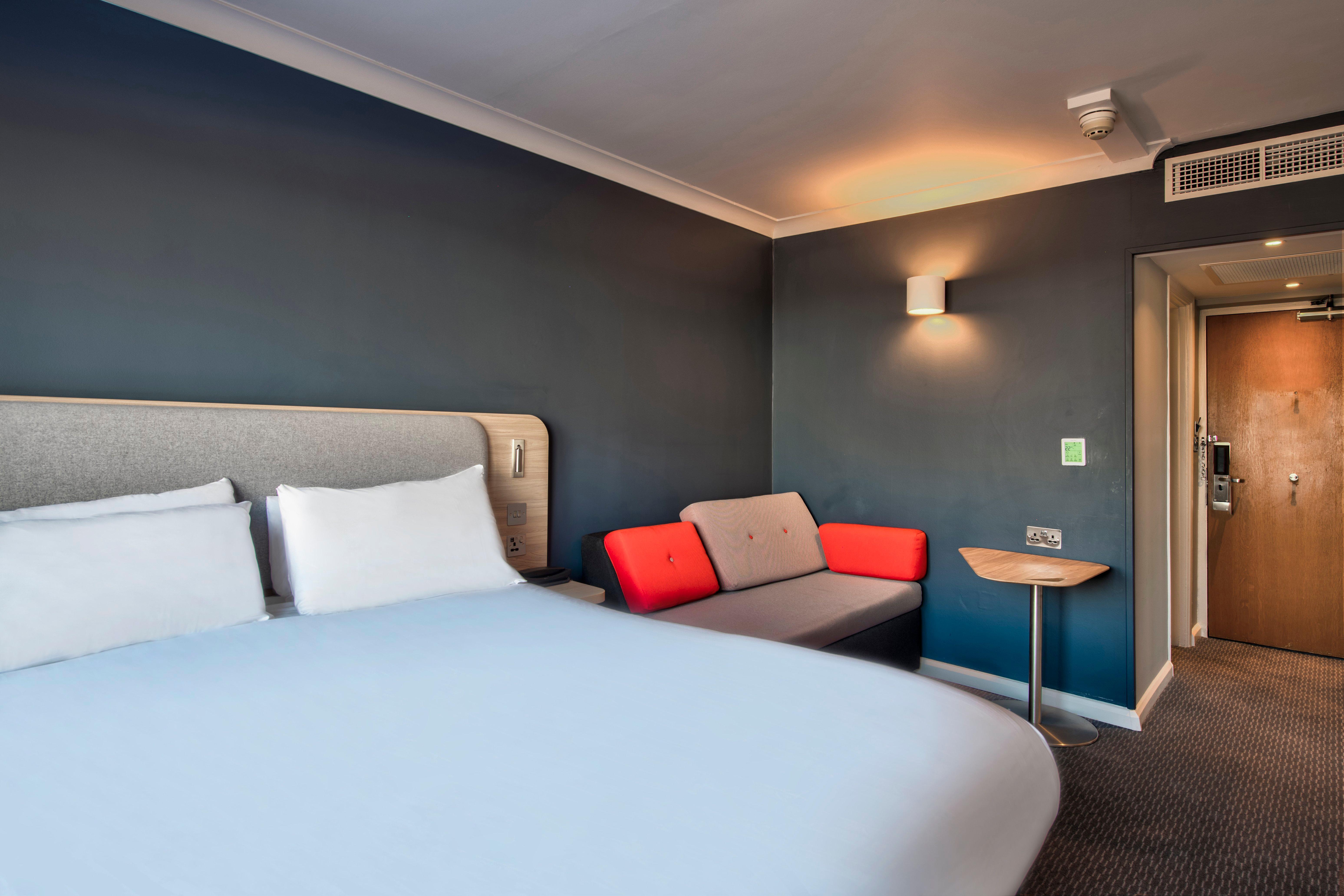 Holiday Inn Express Edinburgh City West By Ihg Exterior photo