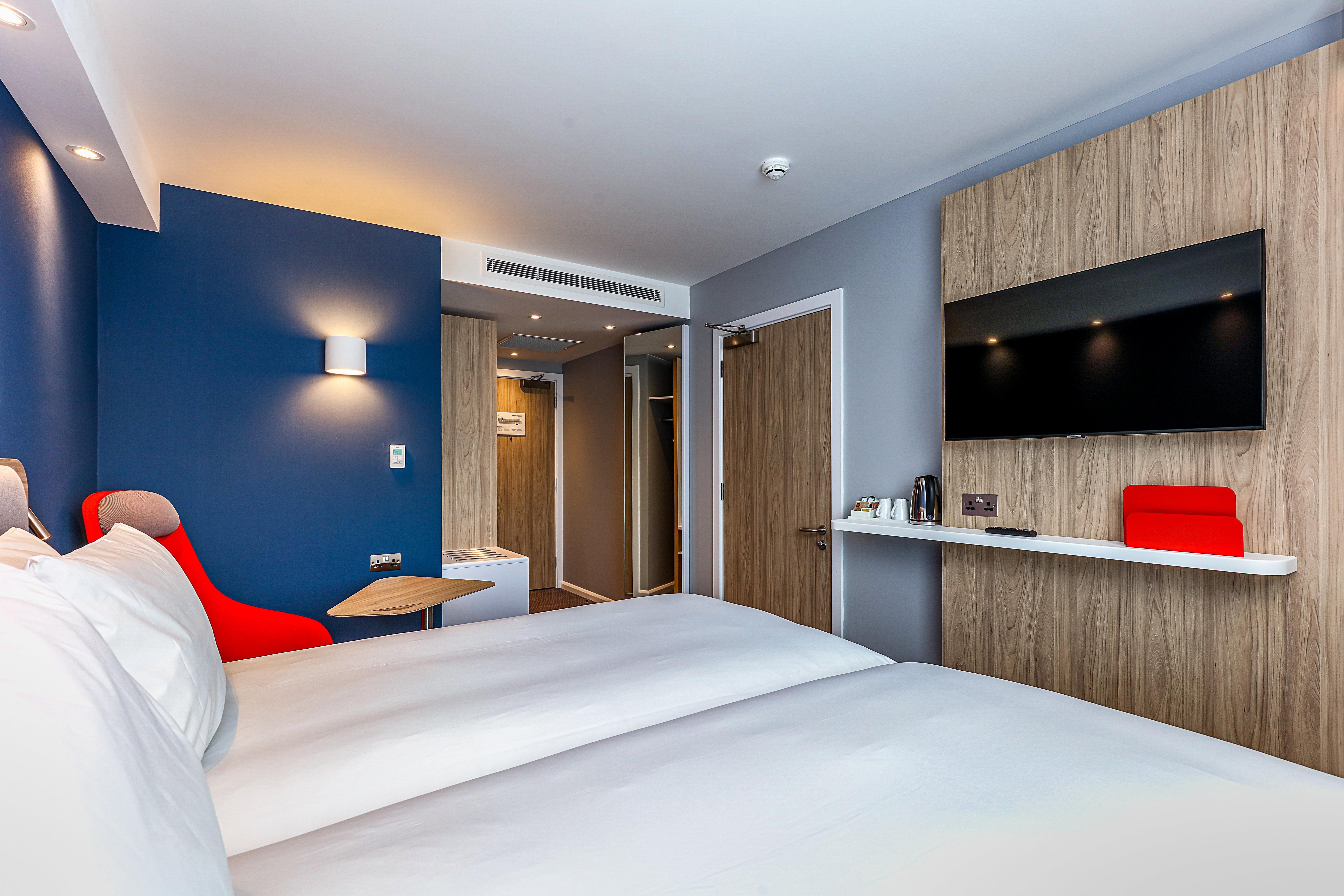 Holiday Inn Express Edinburgh City West By Ihg Exterior photo