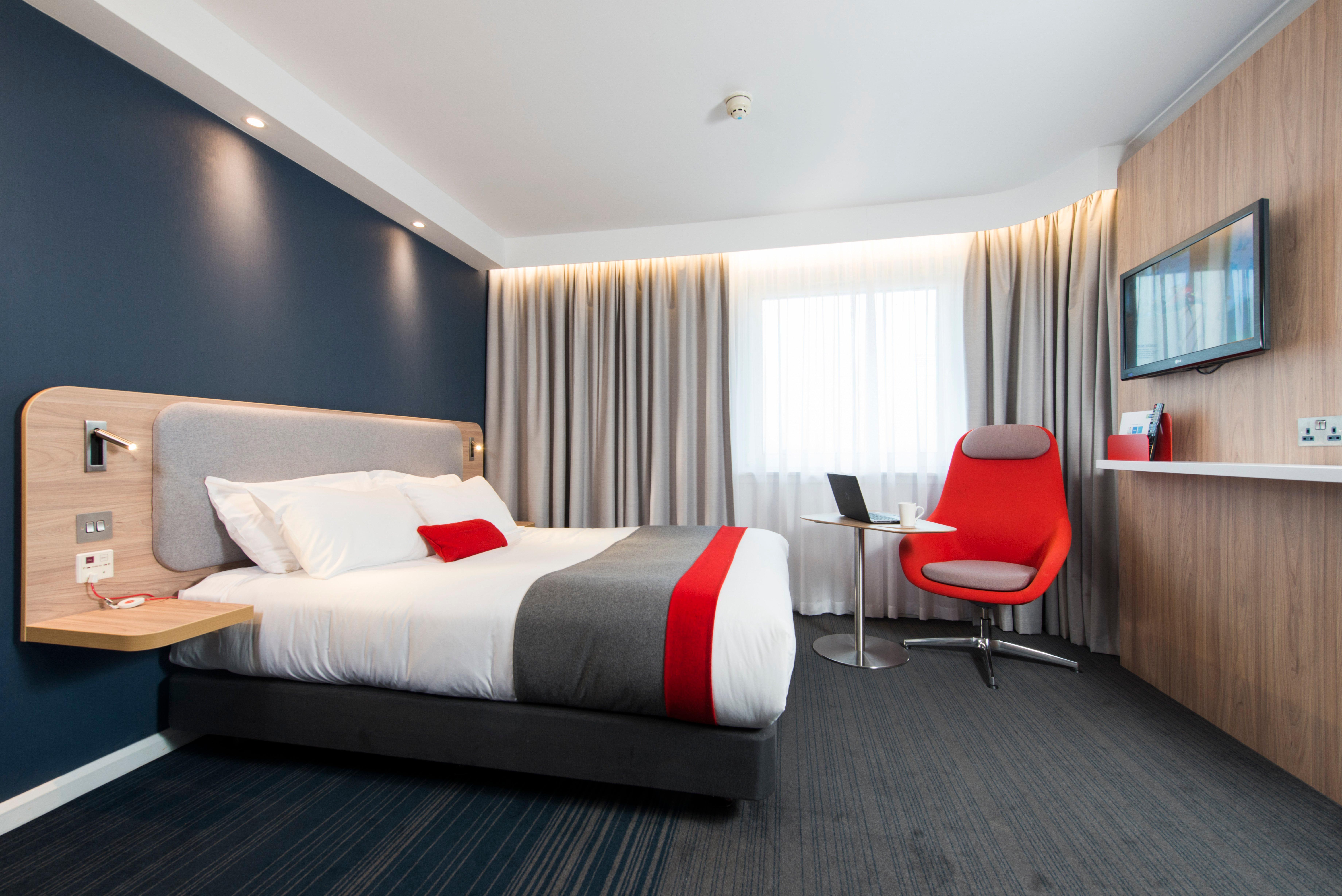 Holiday Inn Express Edinburgh City West By Ihg Exterior photo