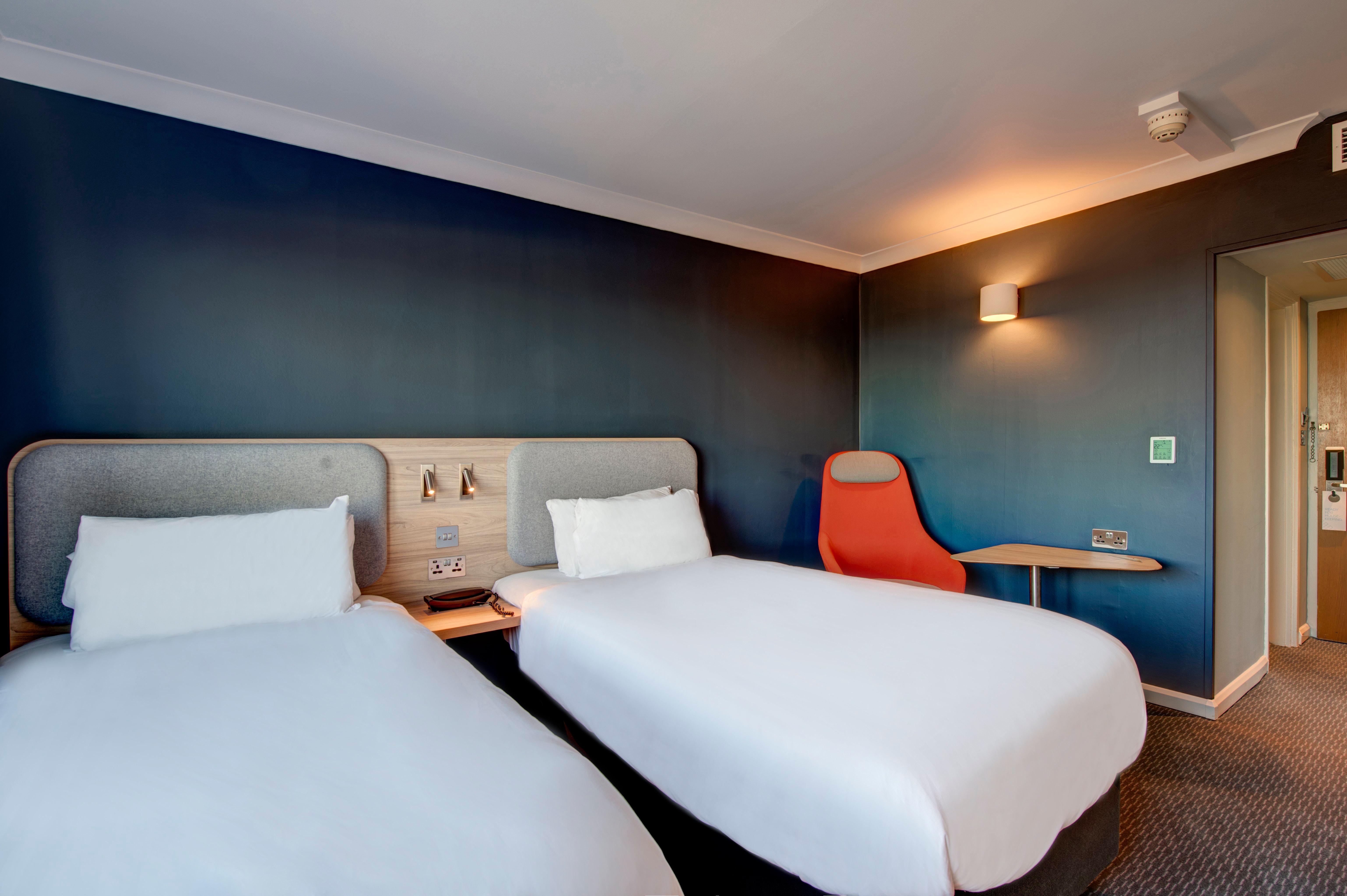 Holiday Inn Express Edinburgh City West By Ihg Exterior photo