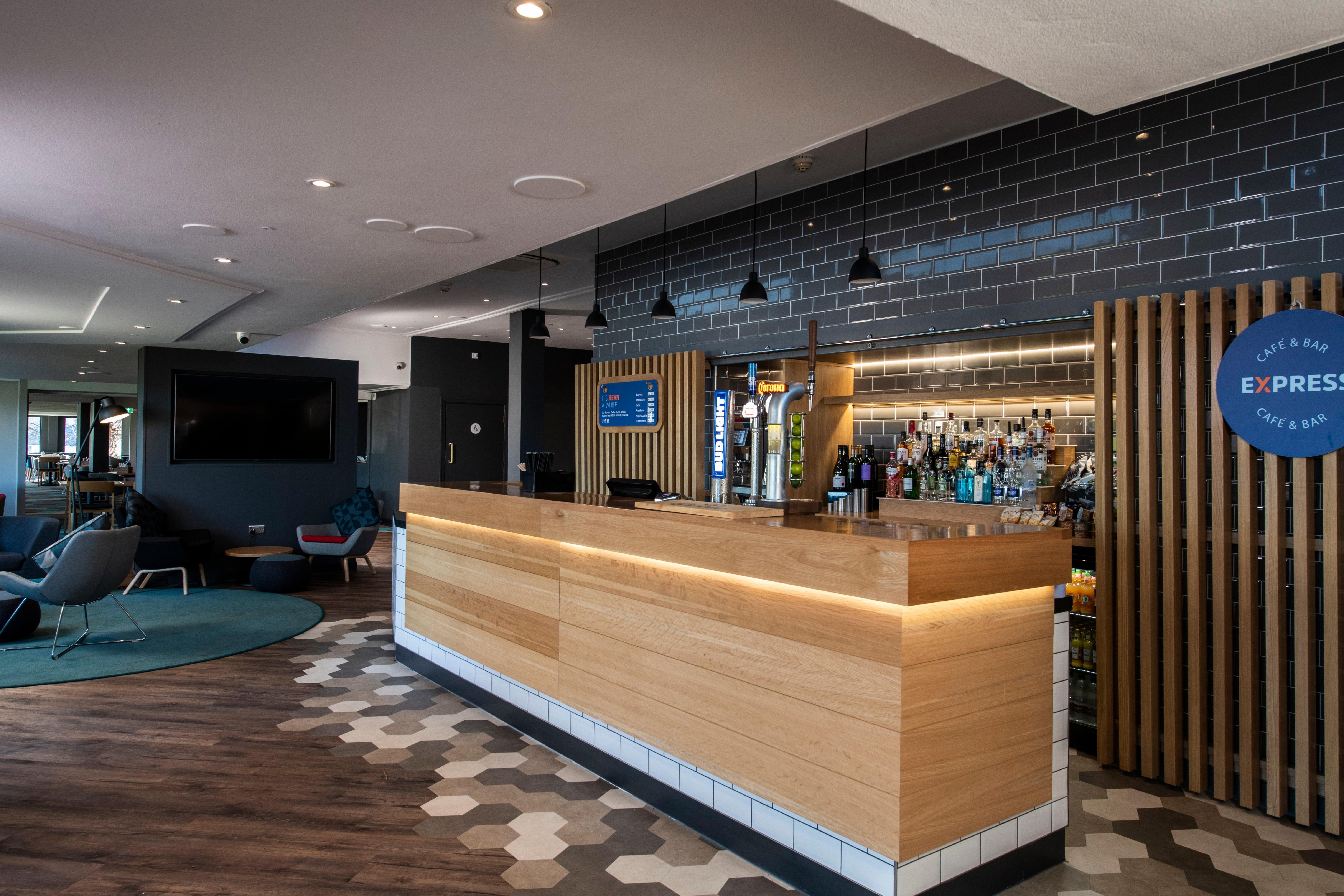 Holiday Inn Express Edinburgh City West By Ihg Exterior photo
