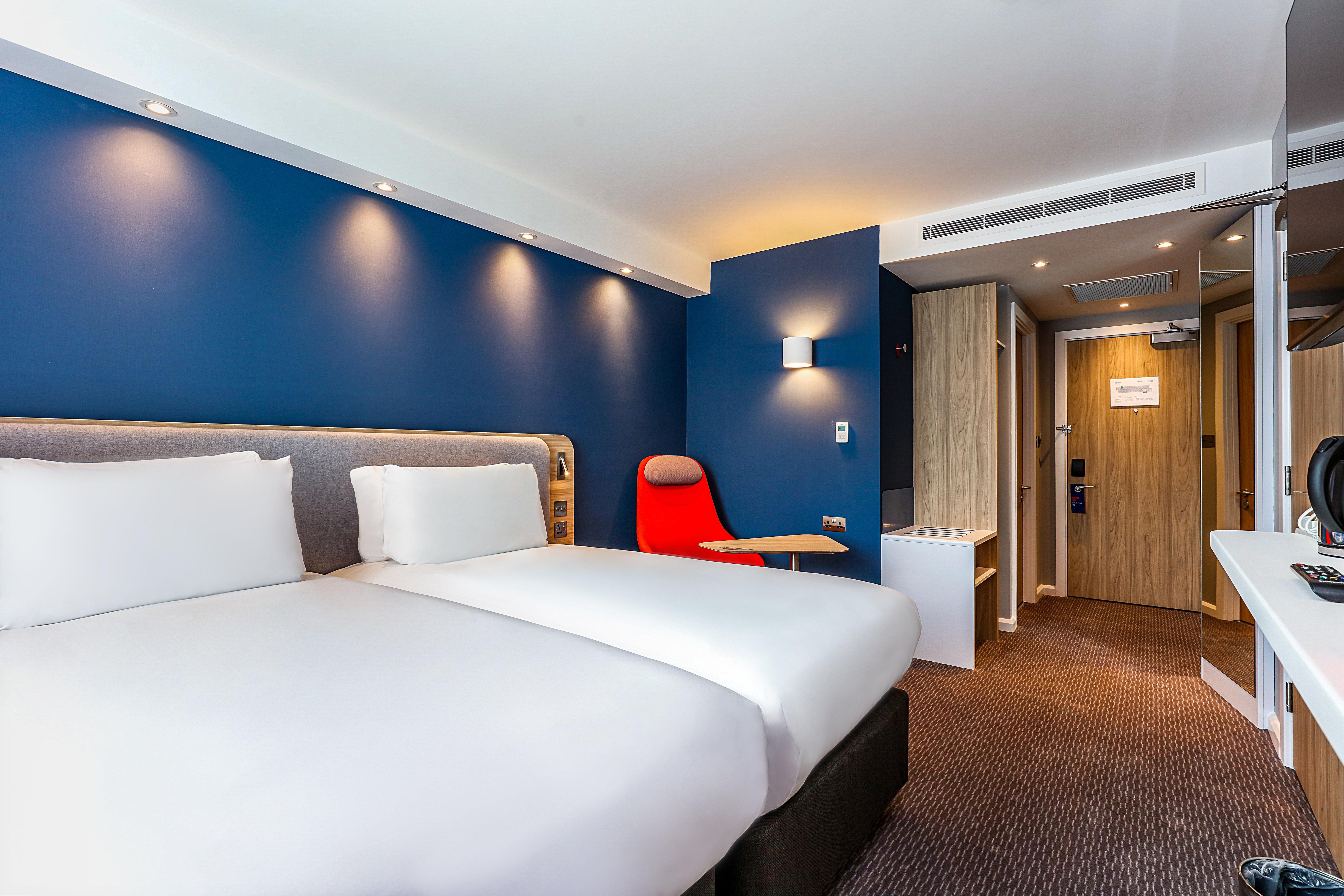 Holiday Inn Express Edinburgh City West By Ihg Exterior photo