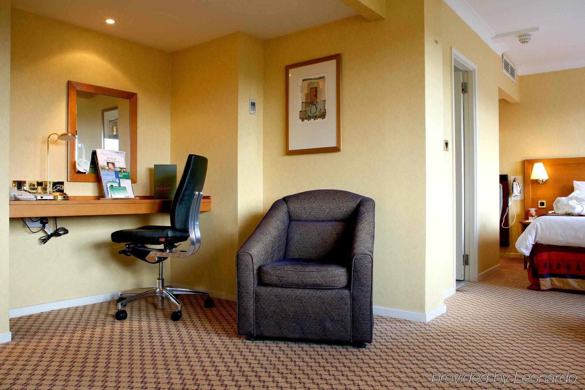 Holiday Inn Express Edinburgh City West By Ihg Room photo